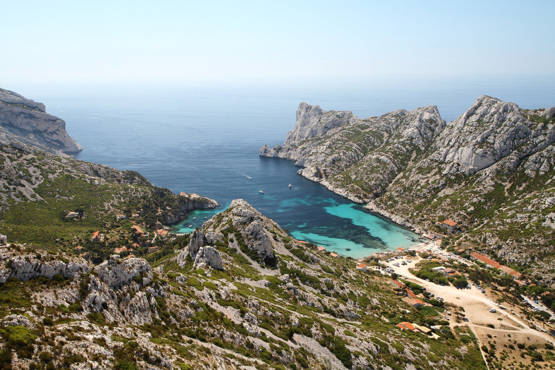 Vue de la calanque de Sormiou à Marseille, entre les falaises et la Méditerranée
