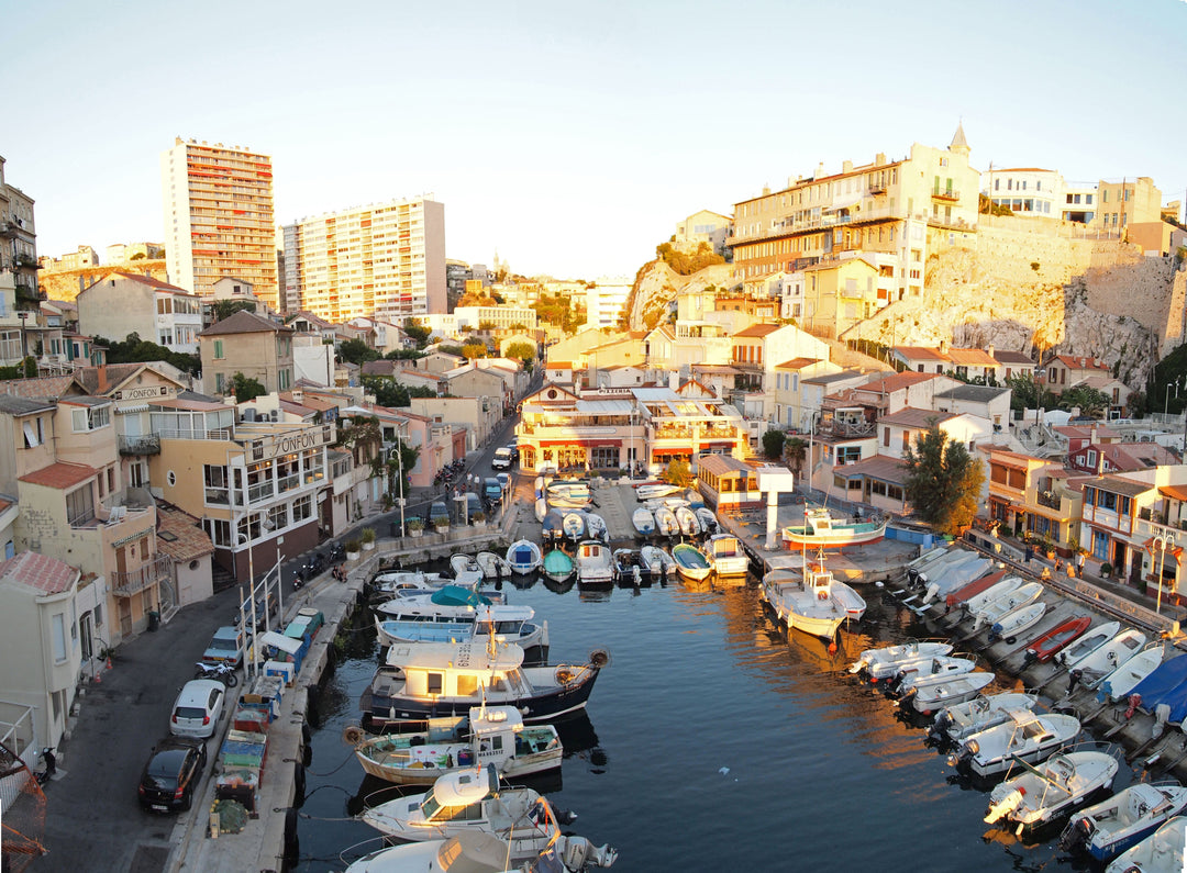 Le petit port du Vallon des Auffes à Marseille et ses barques au soir