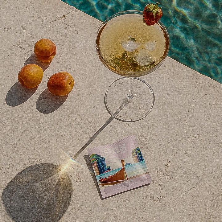 Sachet collector bio Koh Phi Phi Odyssey Tea Thé blanc mangue passion Création signature inspirée des plages paradisiaques de Thaïlande Packaging écologique design tropical